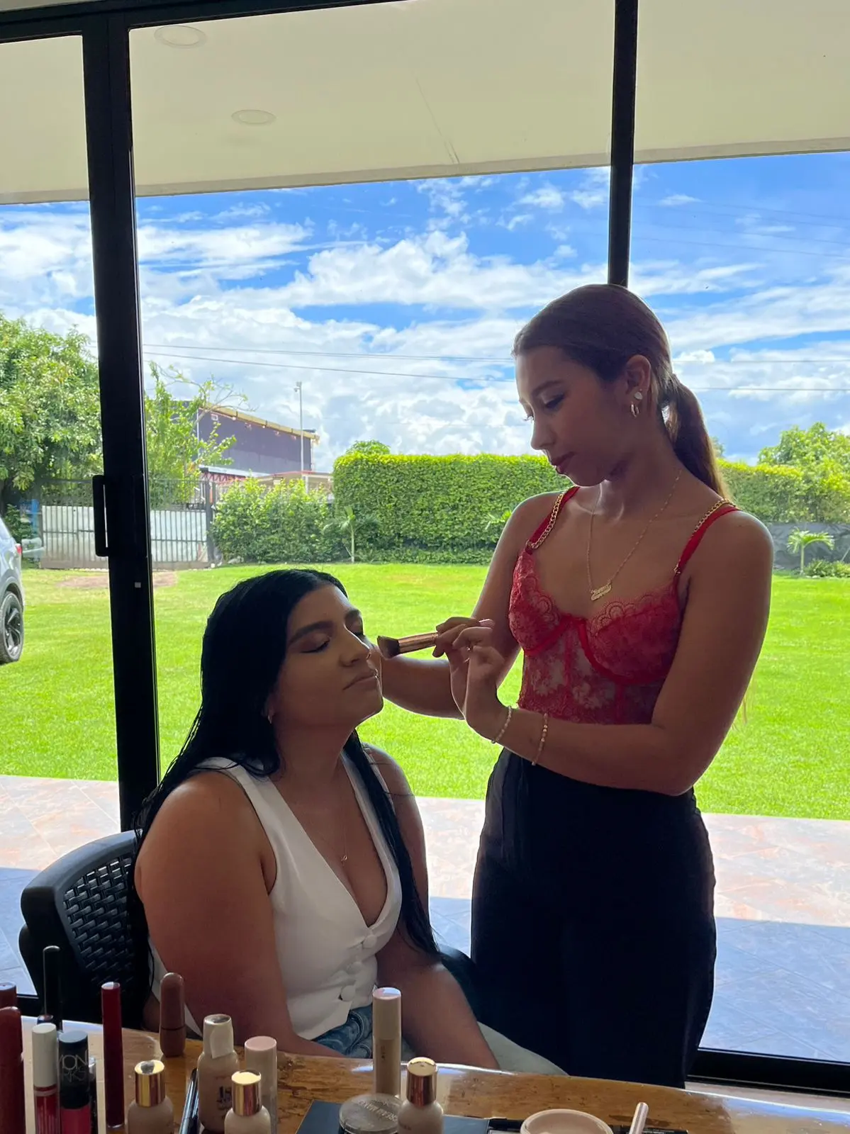 Maquilladora Hana Beauty trabajando